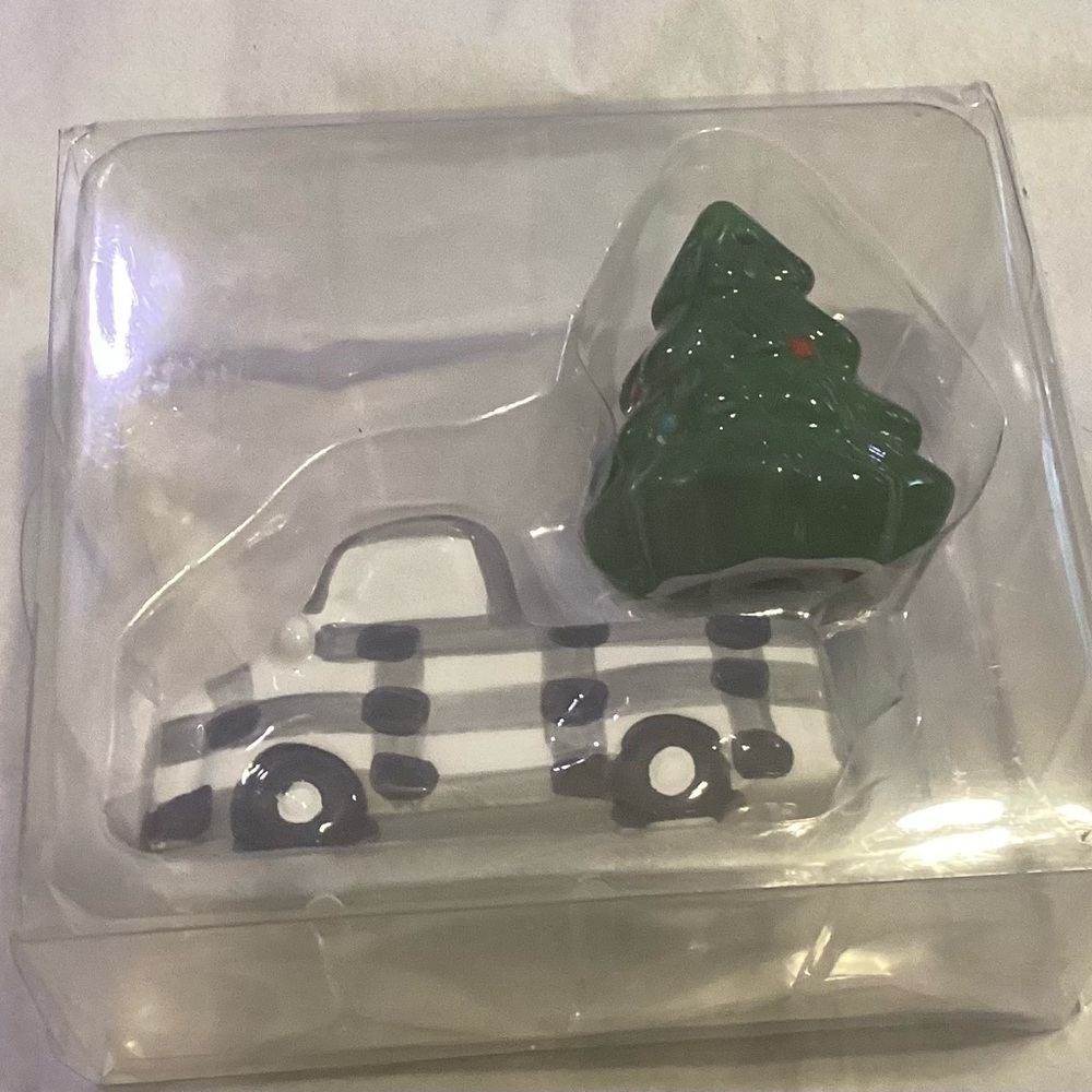 New In Open Package Robert Stanley Christmas tree&truck salt & pepper shakers